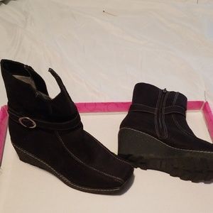 Black low ankle boot